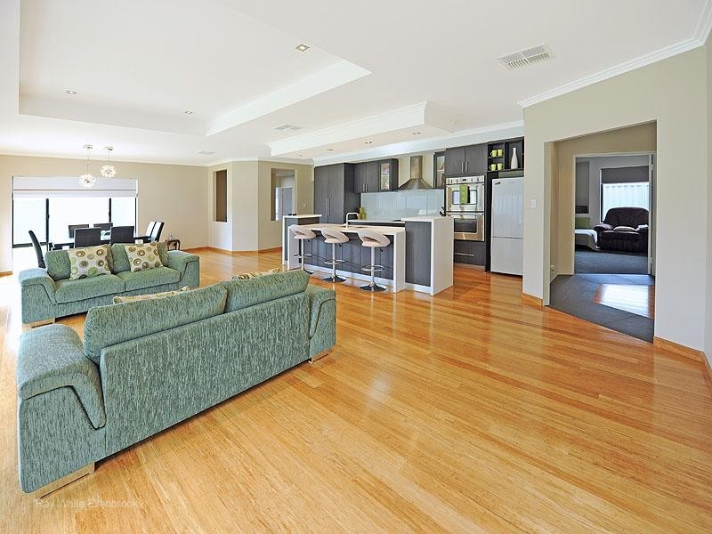 6 Manila Way, Aveley WA 6069