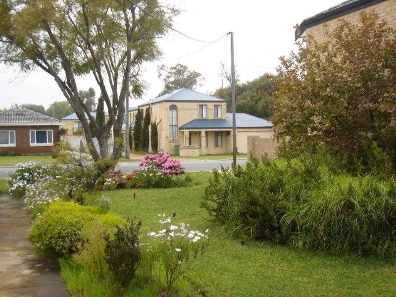 26 Pearl Road, Cloverdale WA 6105