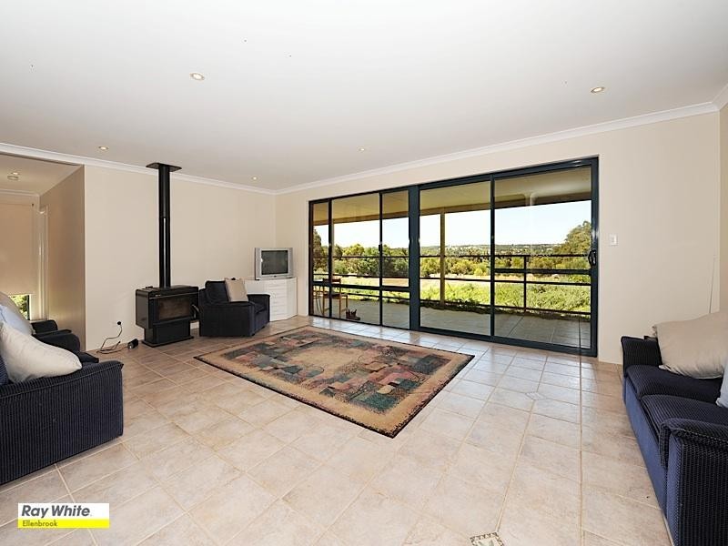 6 Murray Grey Circle, Lower Chittering WA 6084