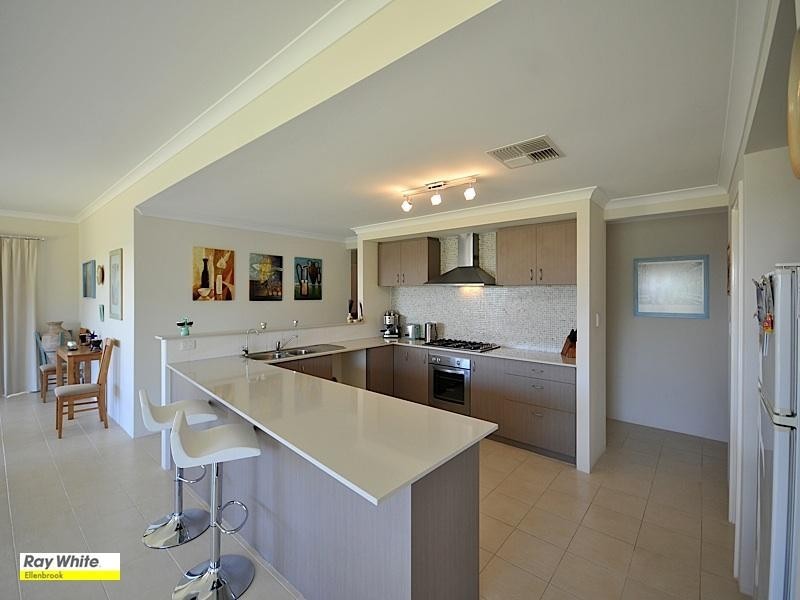 48 Roxburghe Drive, The Vines WA 6069