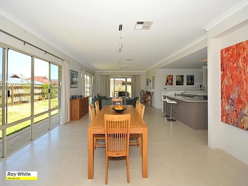 48 Roxburghe Drive, The Vines WA 6069