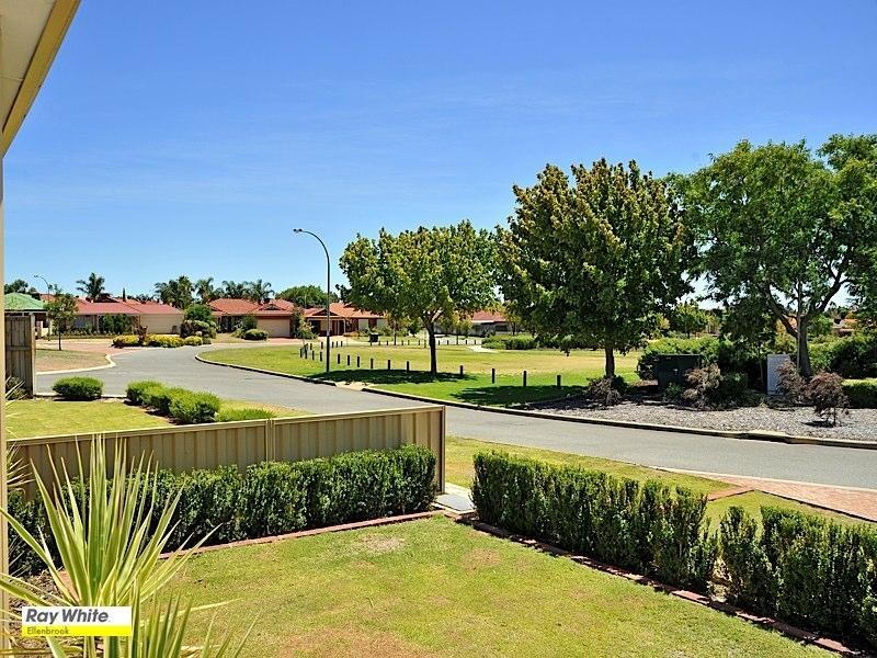 2/21 Midsummer Circle, Ellenbrook WA 6069