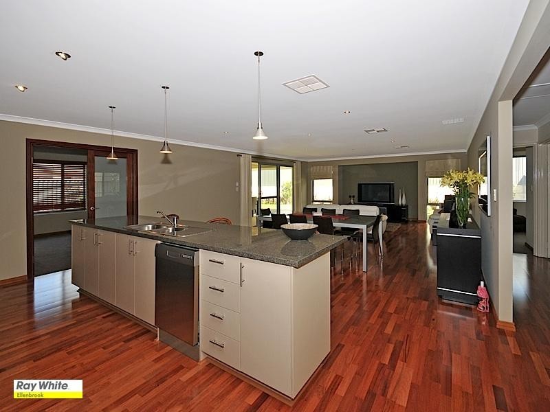 7 Saxon Link, Aveley WA 6069