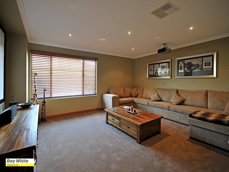 7 Saxon Link, Aveley WA 6069