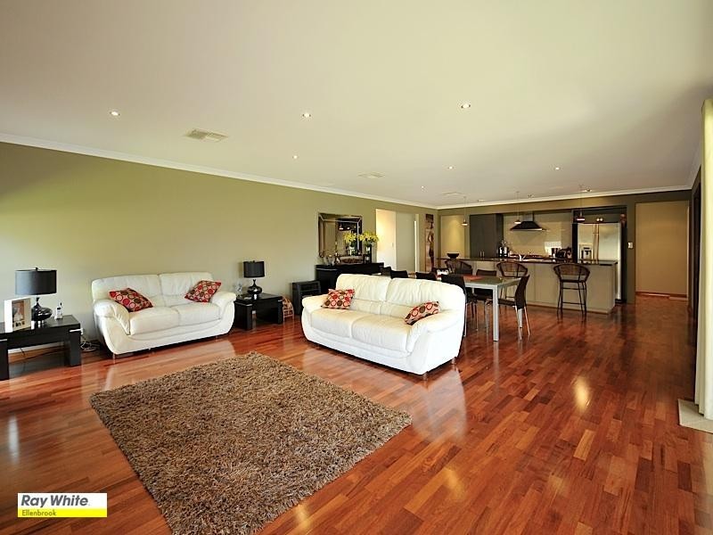 7 Saxon Link, Aveley WA 6069