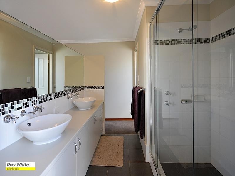 7 Saxon Link, Aveley WA 6069