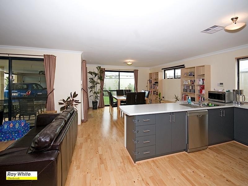 32 Birchmore Gardens, Ellenbrook WA 6069