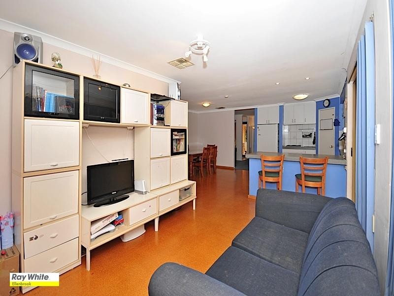 8 Beaufortia Crescent, Ellenbrook WA 6069