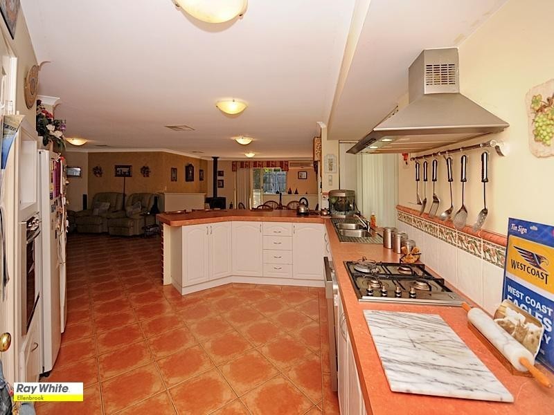 98 Sandown Circle, Henley Brook WA 6055