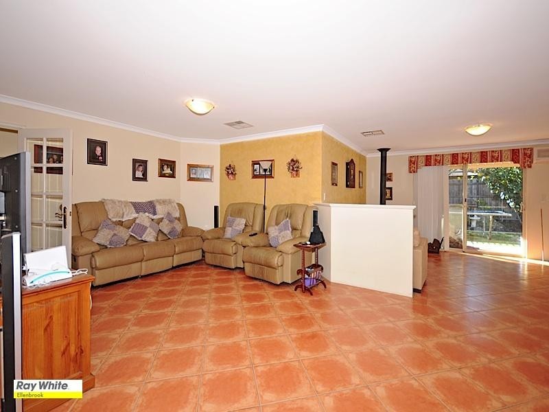 98 Sandown Circle, Henley Brook WA 6055