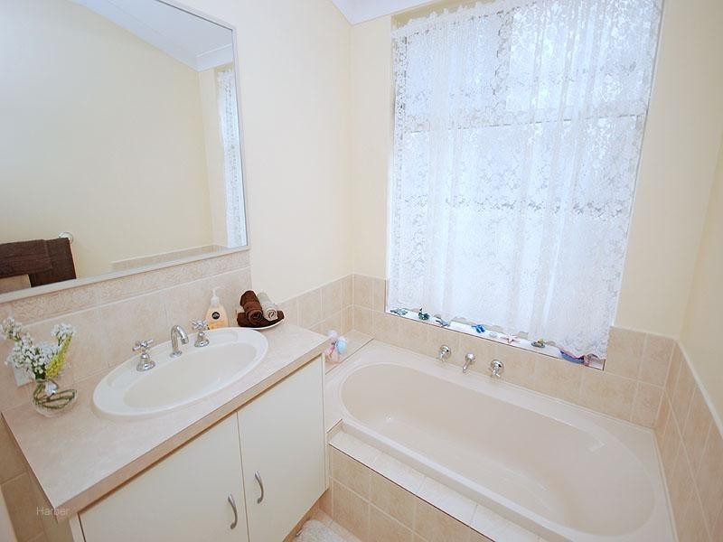 18 Rocklea Crescent, Ellenbrook WA 6069