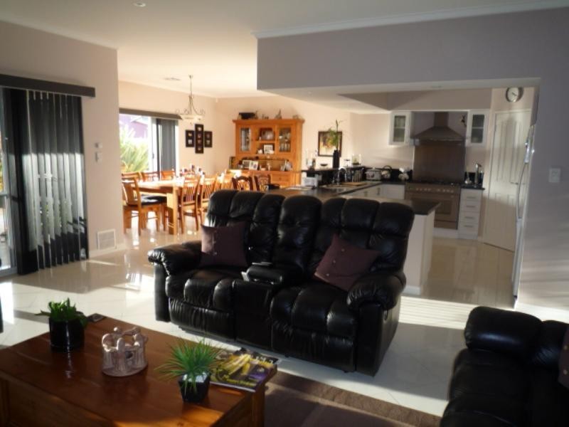 2 Crossland Avenue, Ellenbrook WA 6069