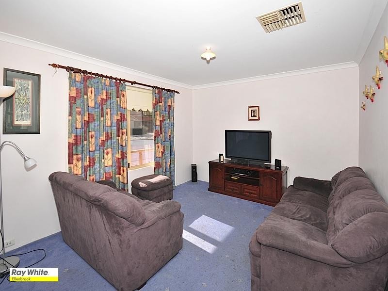 8 Beaufortia Crescent, Ellenbrook WA 6069