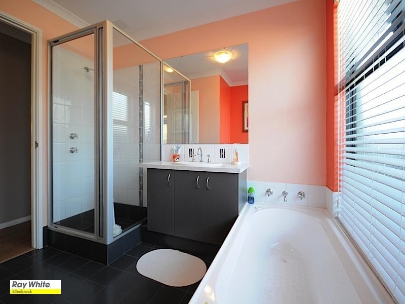 7 Petworth Drive, The Vines WA 6069
