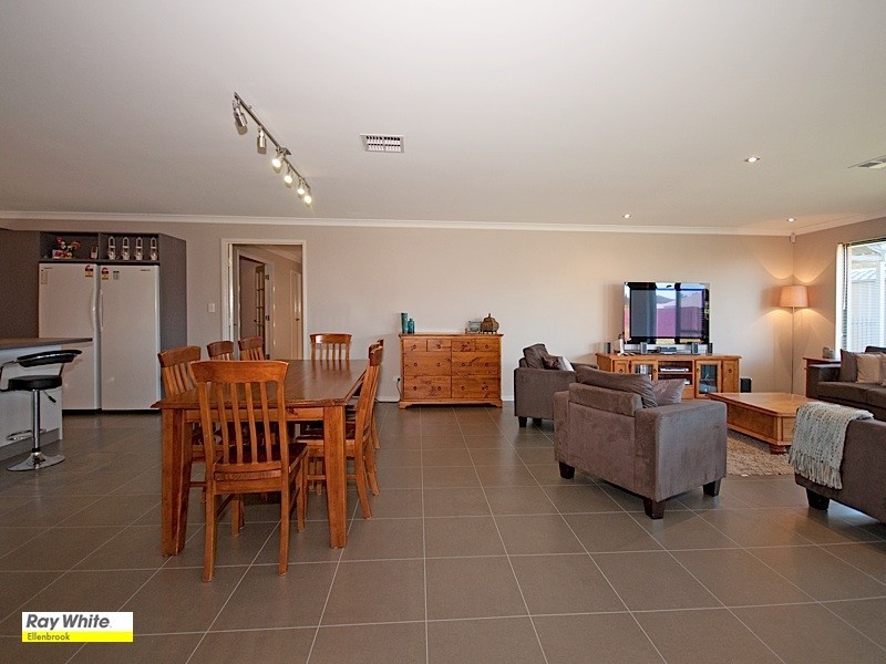 30 Roxburghe Drive, The Vines WA 6069