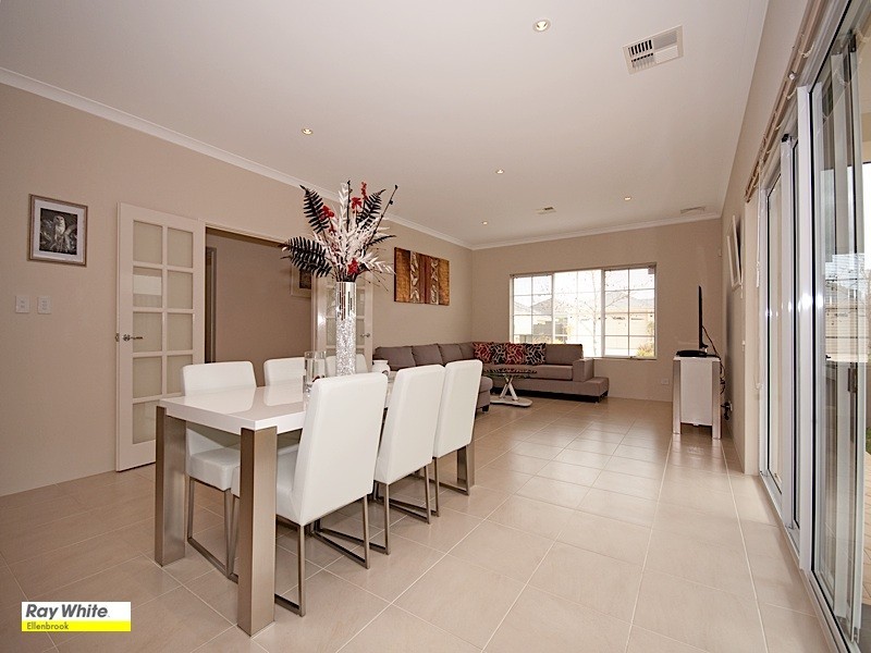 8 Beechwood Circle, Aveley WA 6069