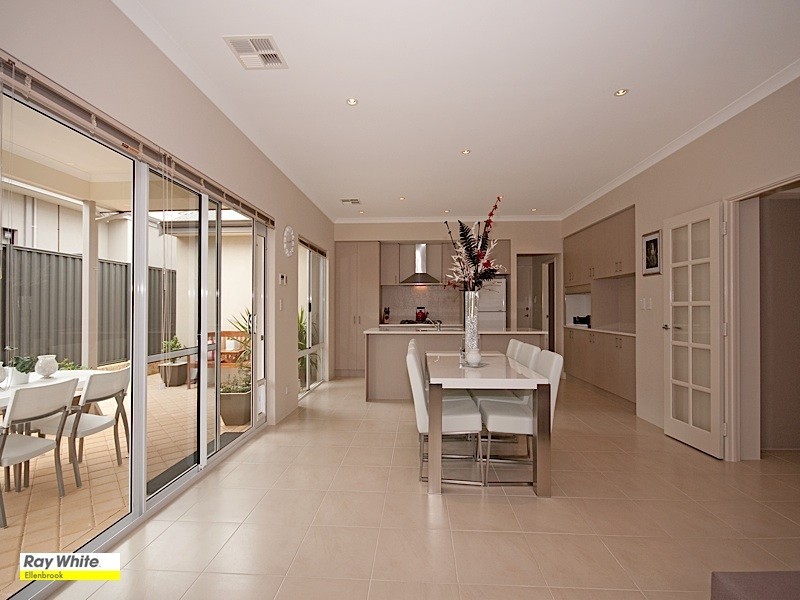 8 Beechwood Circle, Aveley WA 6069