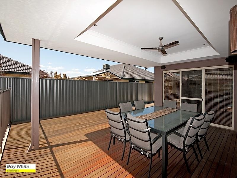 4 Pirianda Way, Aveley WA 6069