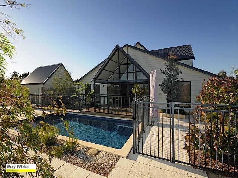 17 Erickson Pass, Ellenbrook WA 6069