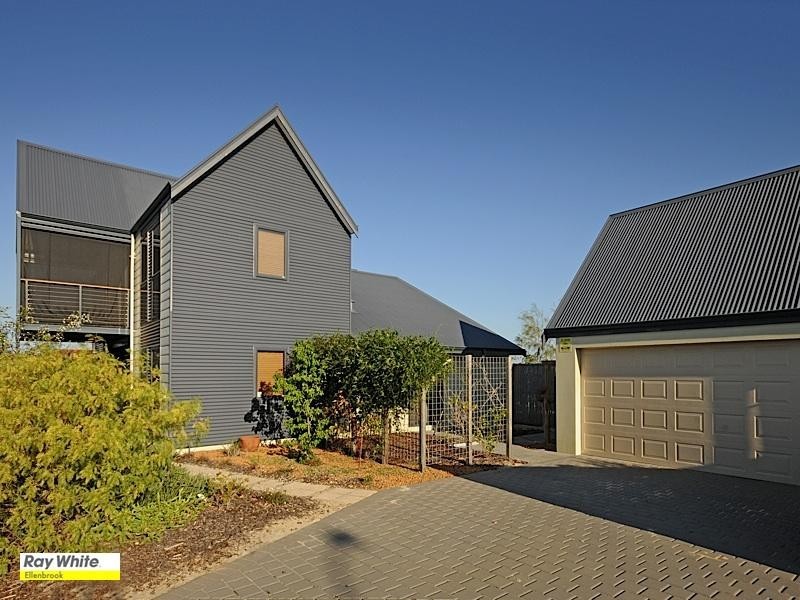 17 Erickson Pass, Ellenbrook WA 6069