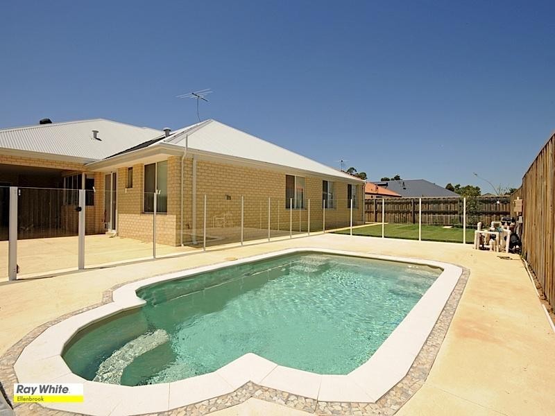 9 Petworth Drive, The Vines WA 6069