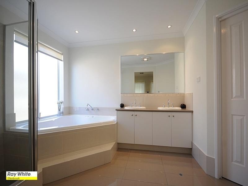 9 Petworth Drive, The Vines WA 6069