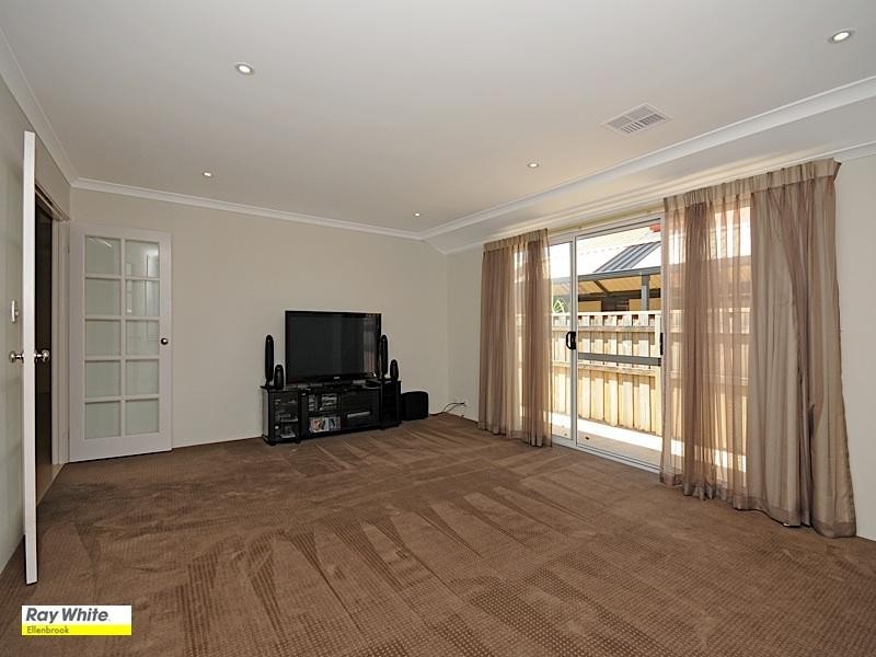 9 Petworth Drive, The Vines WA 6069