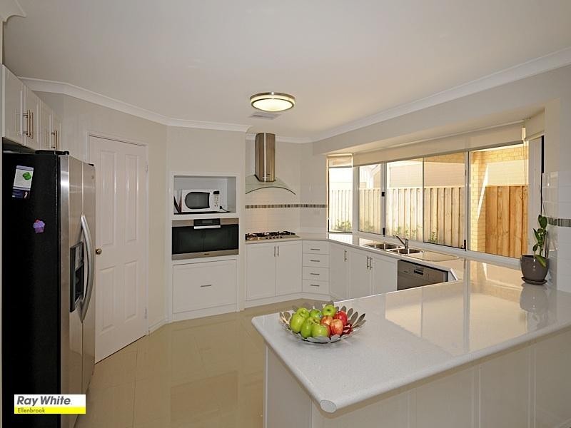 9 Petworth Drive, The Vines WA 6069