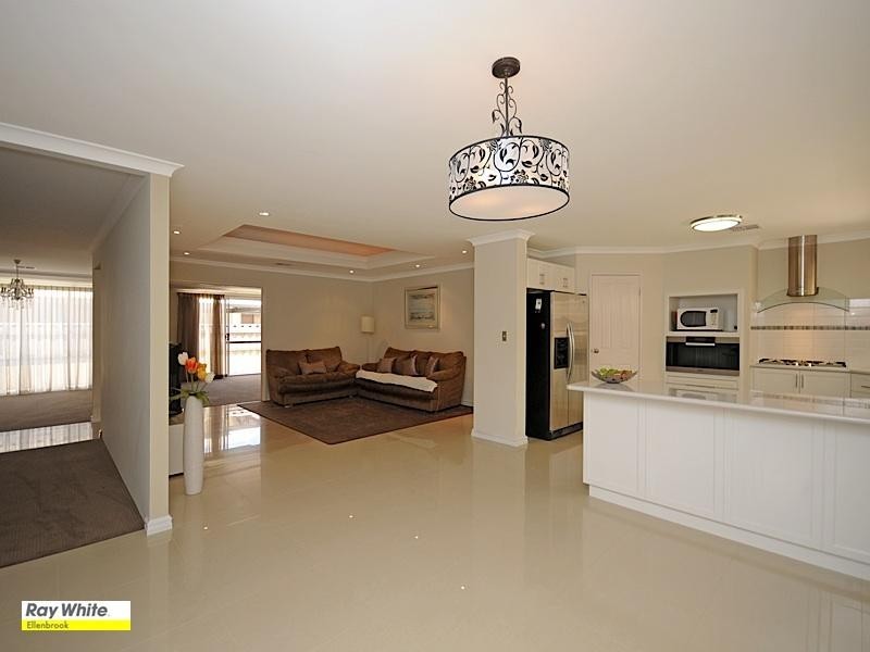 9 Petworth Drive, The Vines WA 6069