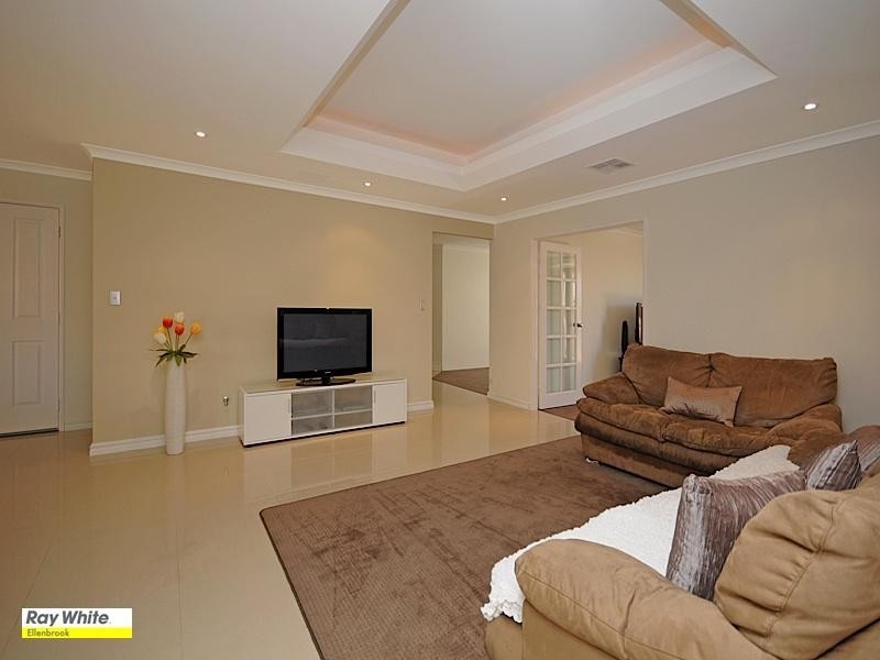 9 Petworth Drive, The Vines WA 6069