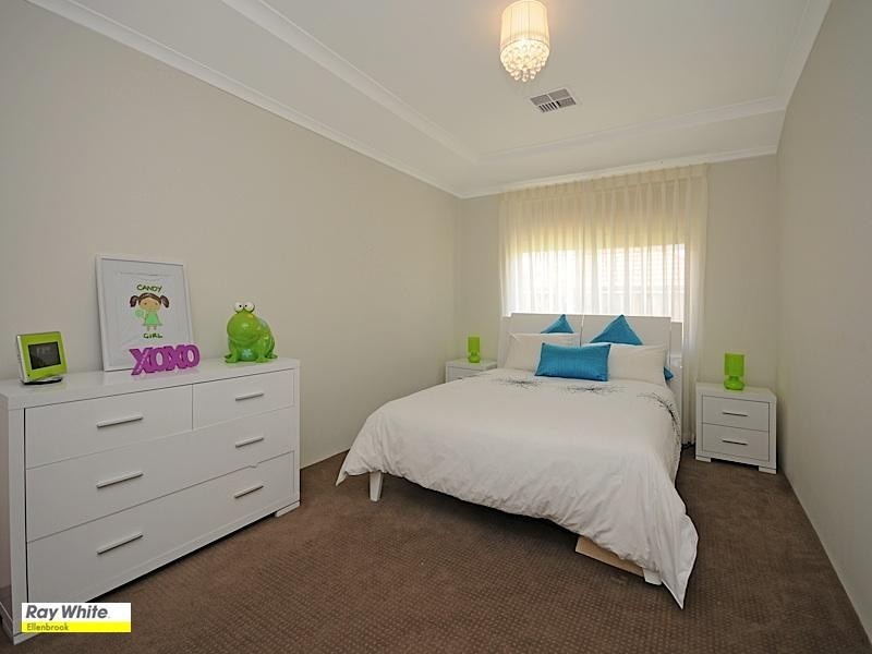 9 Petworth Drive, The Vines WA 6069