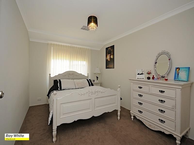9 Petworth Drive, The Vines WA 6069