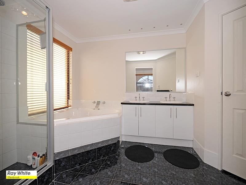 11 Petworth Drive, The Vines WA 6069