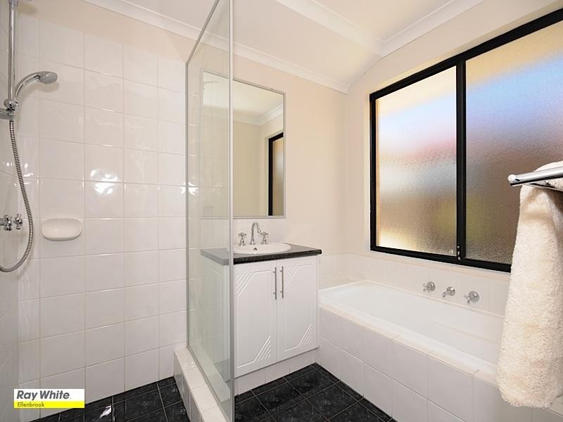 11 Petworth Drive, The Vines WA 6069