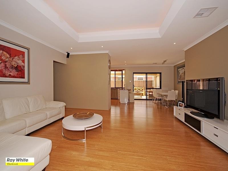 11 Petworth Drive, The Vines WA 6069