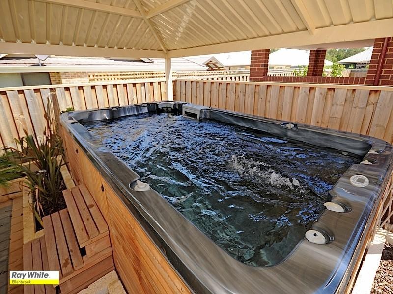 11 Petworth Drive, The Vines WA 6069