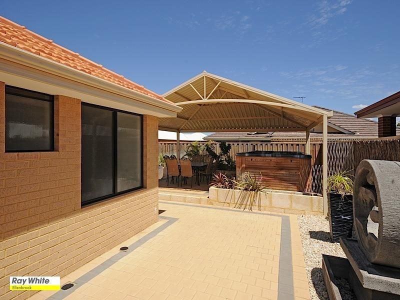 11 Petworth Drive, The Vines WA 6069