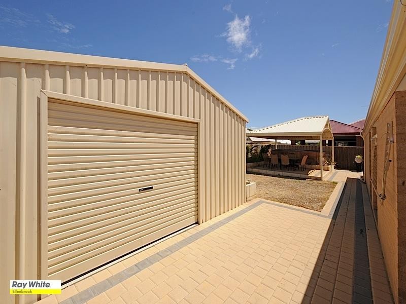 11 Petworth Drive, The Vines WA 6069