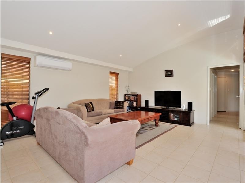 2/133 Coolamon Boulevard, Ellenbrook WA 6069