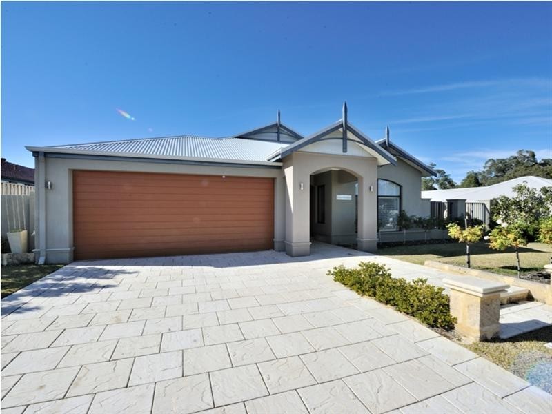 4 Petworth Drive, The Vines WA 6069