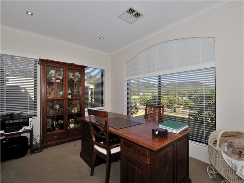 4 Petworth Drive, The Vines WA 6069