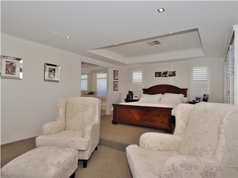 4 Petworth Drive, The Vines WA 6069