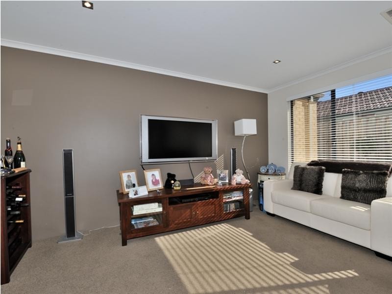 4 Petworth Drive, The Vines WA 6069
