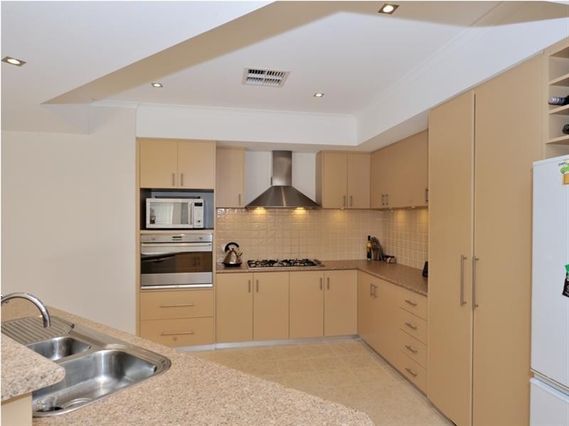 4 Petworth Drive, The Vines WA 6069