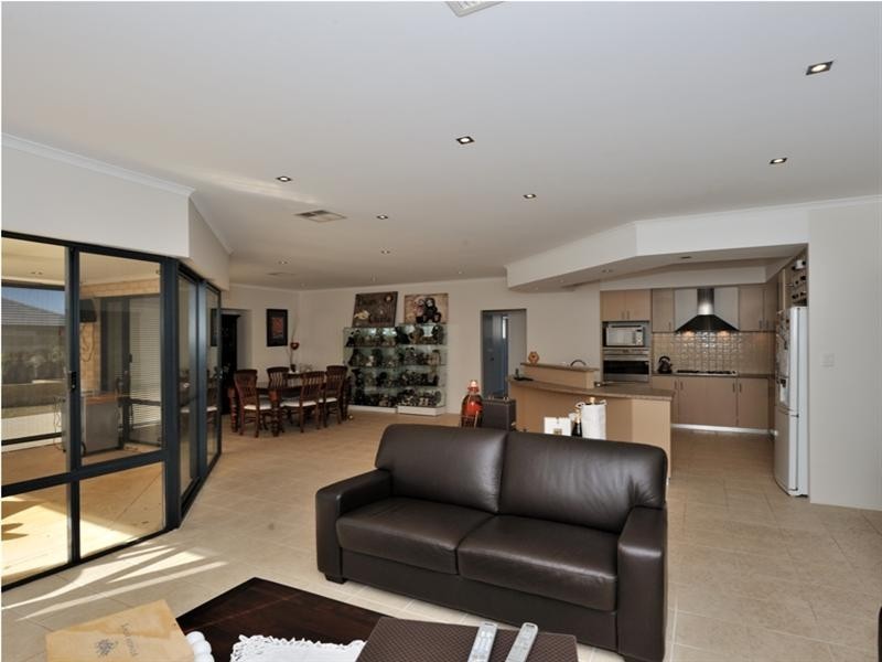 4 Petworth Drive, The Vines WA 6069