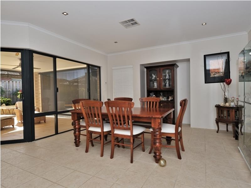 4 Petworth Drive, The Vines WA 6069