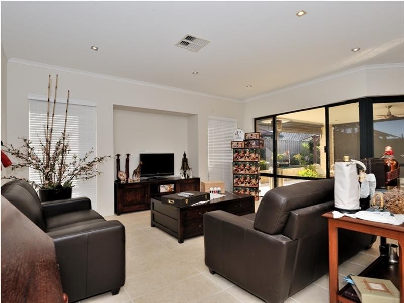 4 Petworth Drive, The Vines WA 6069