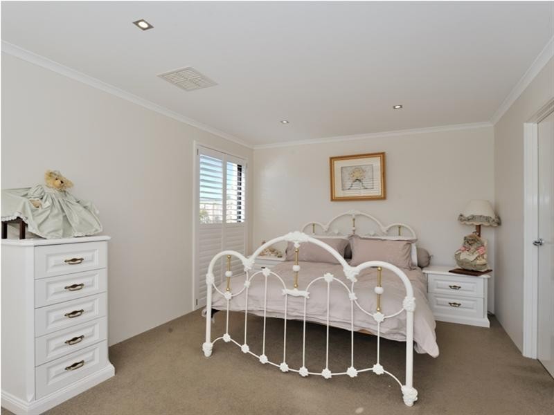 4 Petworth Drive, The Vines WA 6069