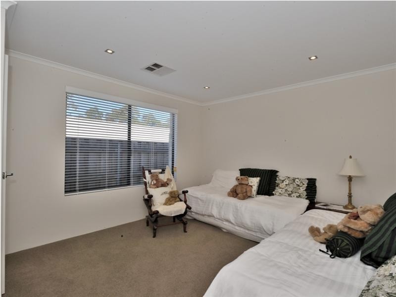 4 Petworth Drive, The Vines WA 6069
