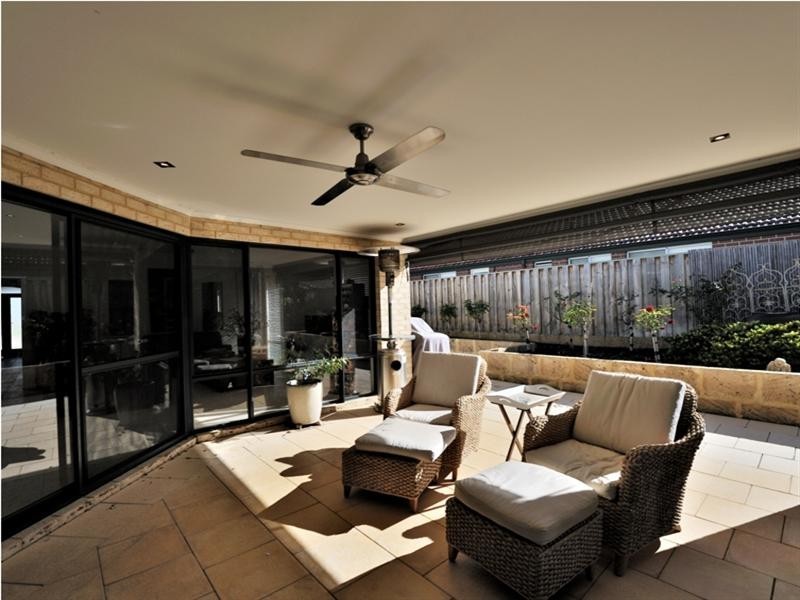 4 Petworth Drive, The Vines WA 6069